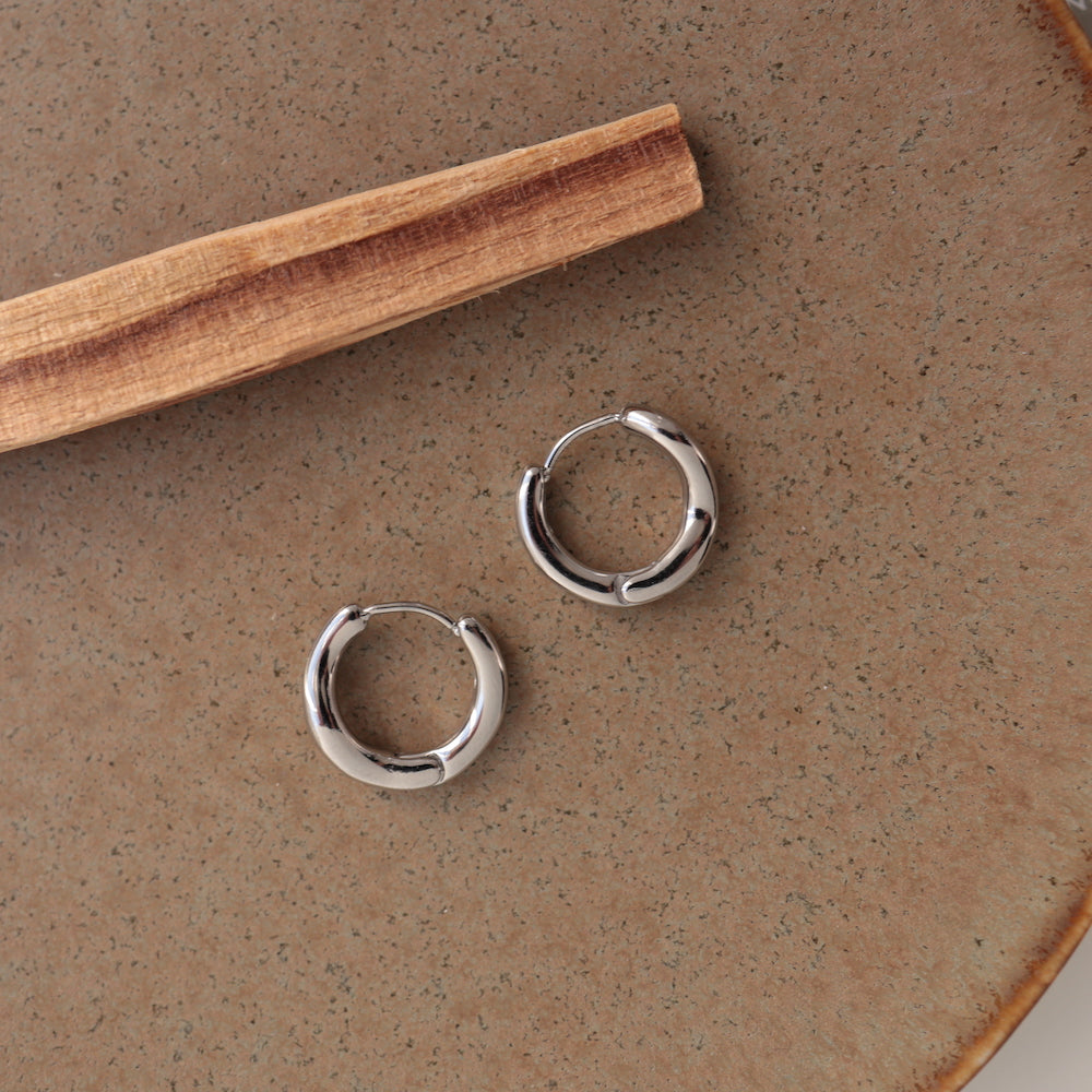 P136 loose wave hoop pierce