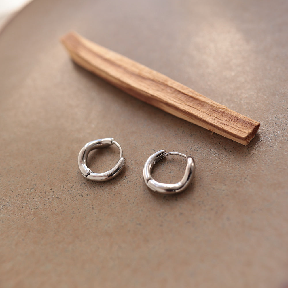P136 loose wave hoop pierce