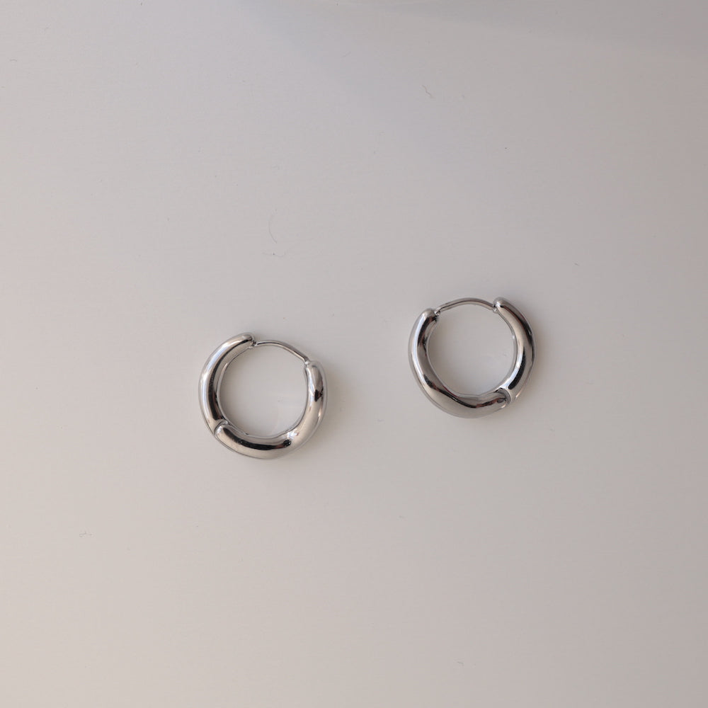 P136 loose wave hoop pierce