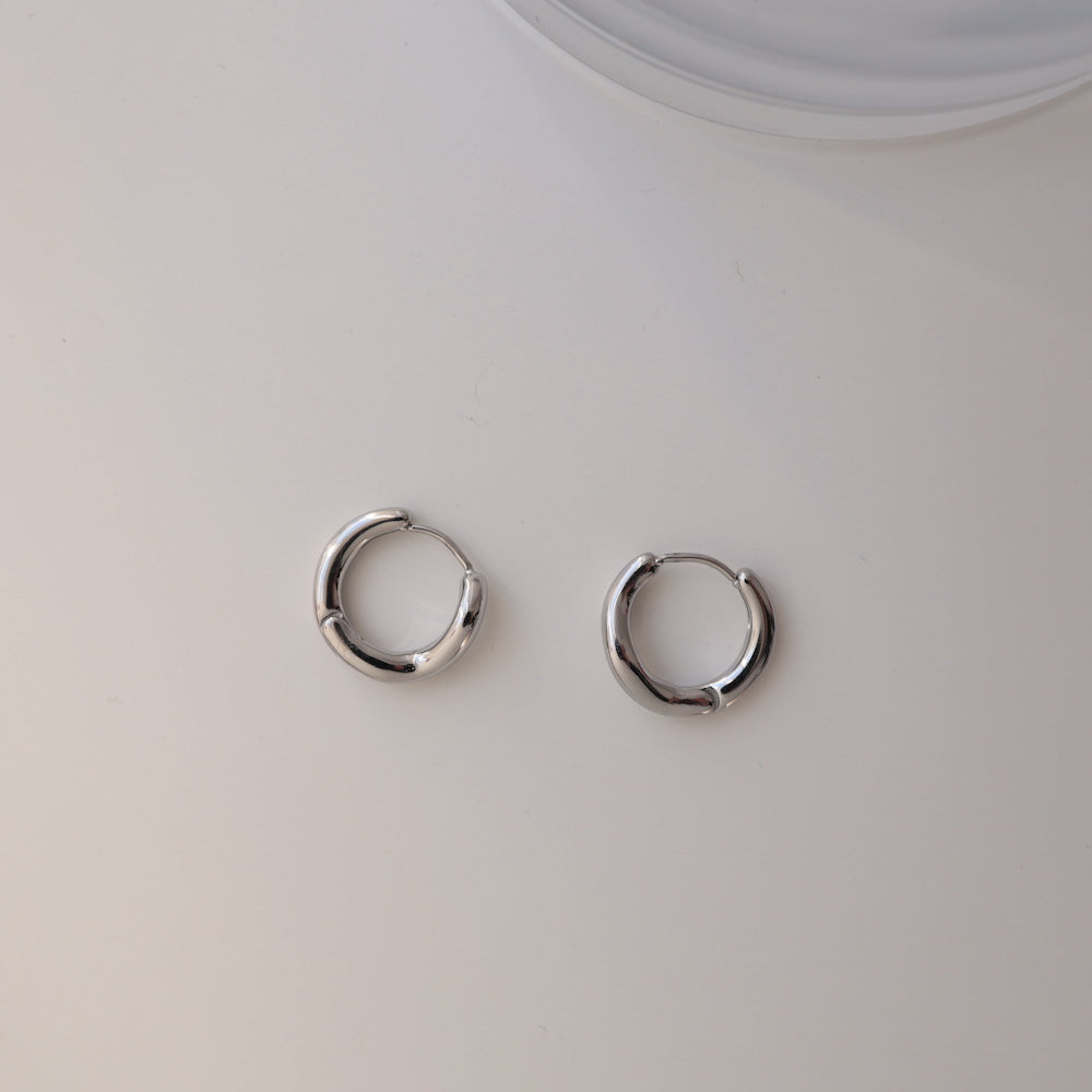 P136 loose wave hoop pierce