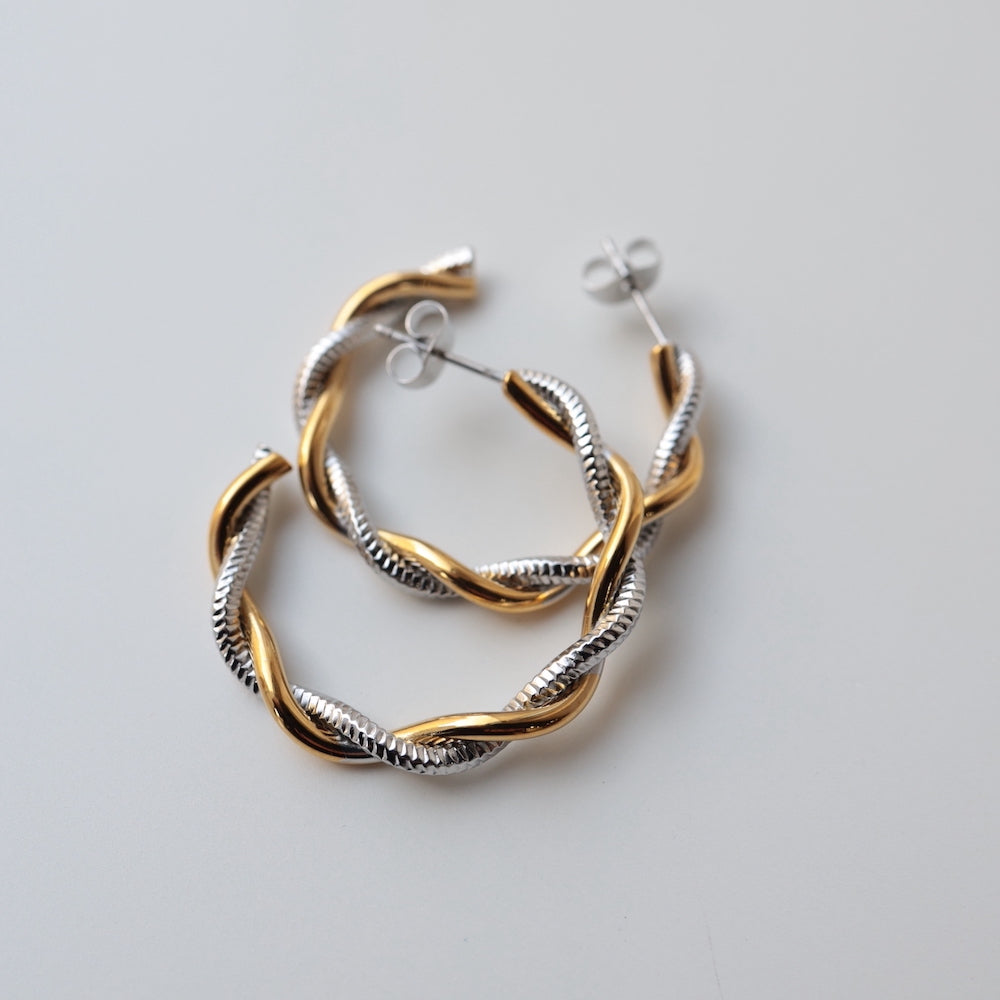 P035  stainless bicolor twist hoop pierce