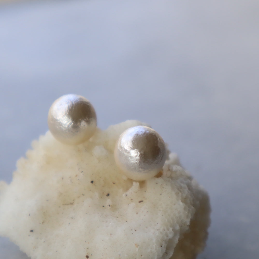 P012  pearl beads pierce
