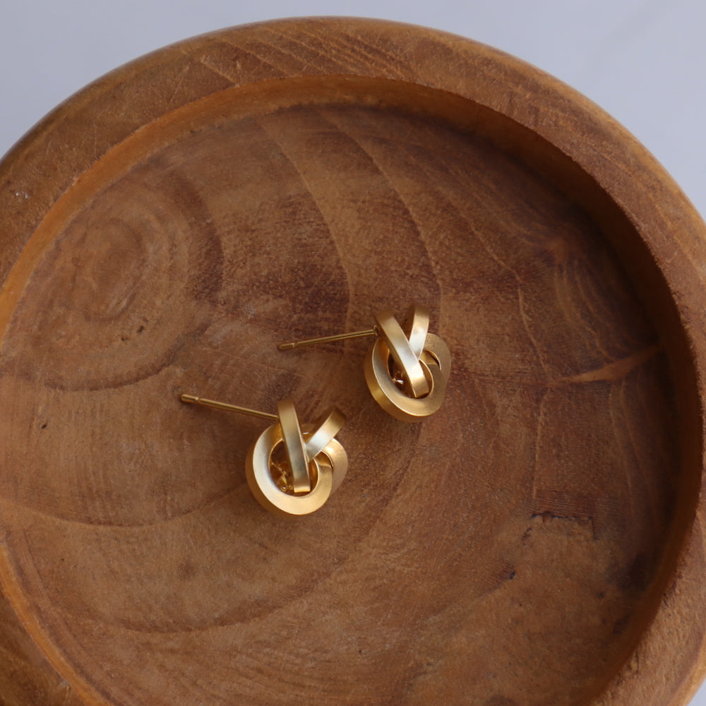 P376  matte gold knot pierce