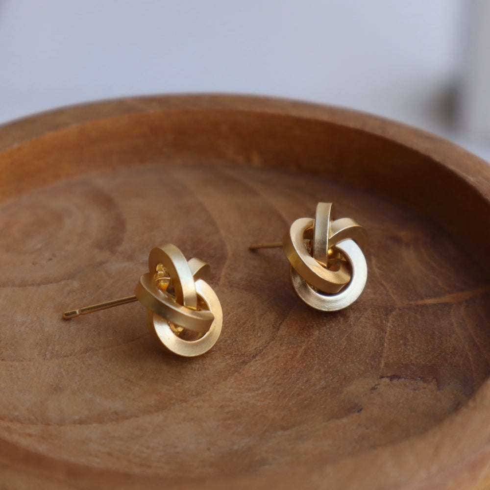 P376  matte gold knot pierce