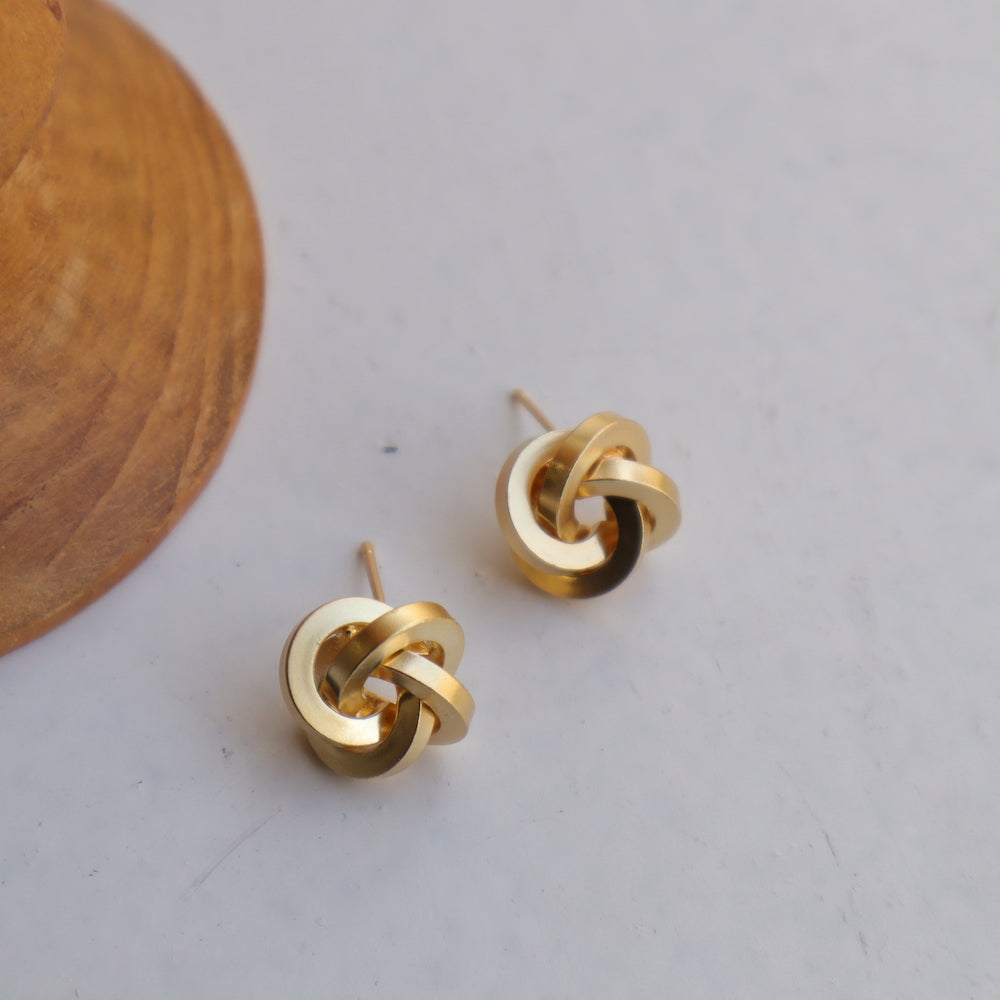 P376  matte gold knot pierce