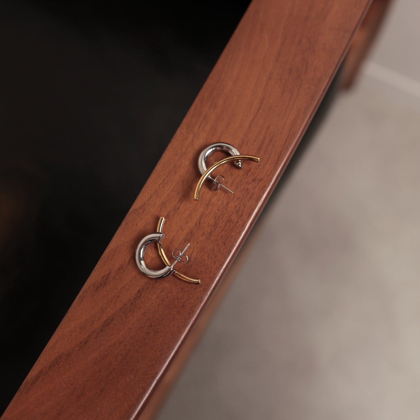 P185 stainless bi-color hoop pierce